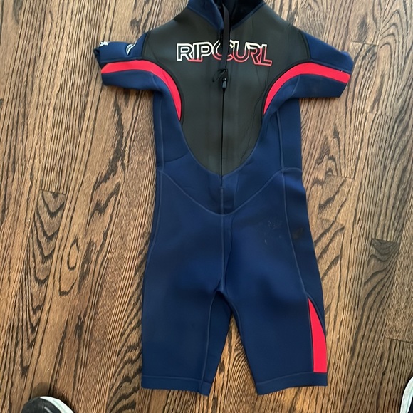 Barely worn kids wet suit - Picture 3 of 3